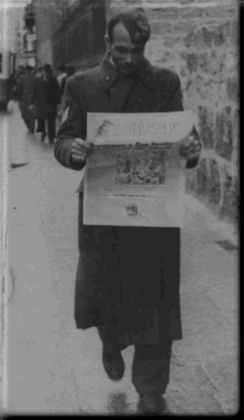 PALERMO 1946 - Giuseppe ROGGIO legge il settimanale satirico Don Basilio 